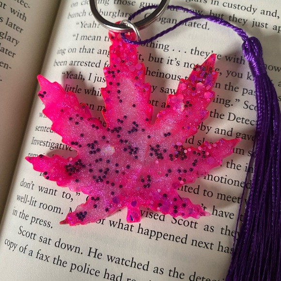 Handmade resin leaf keychain - Picture 3 of 4